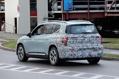 Mercedes-GLB 2026 показали на фото: новый дизайн, &laquo;звёздная&raquo; крыша и MBUX Superscreen